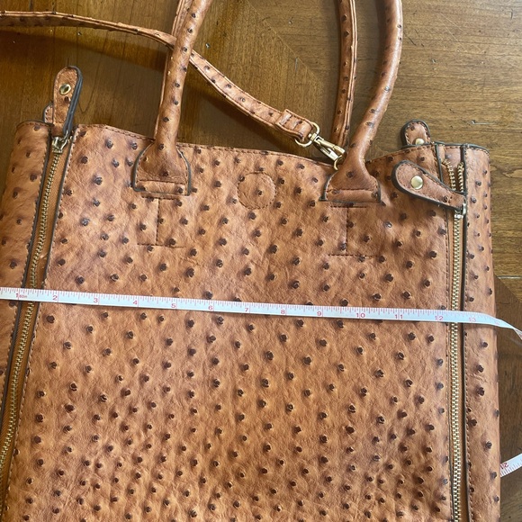 Versatile bag with expandable sides and multiple strap usage - Picture 9 of 10